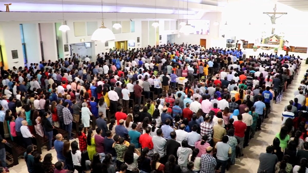 Uno de los sacerdotes apunta que hay unos 10.000 niños en catequesis, 7.000 en inglés y 3.000 en otros idiomas. En Navidad y Pascua no es raro ver a 25.000 fieles en cada misa parroquial.