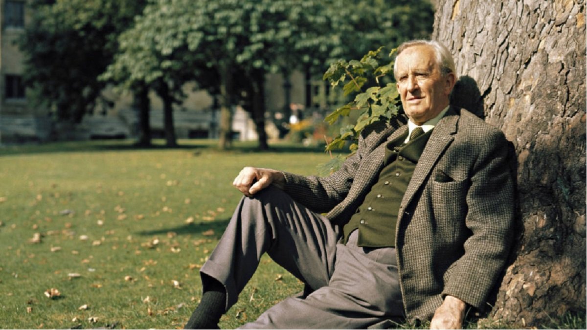 JRR Tolkien en 1960, ya tras el éxito de El Señor de los Anillos, en una foto coloreada