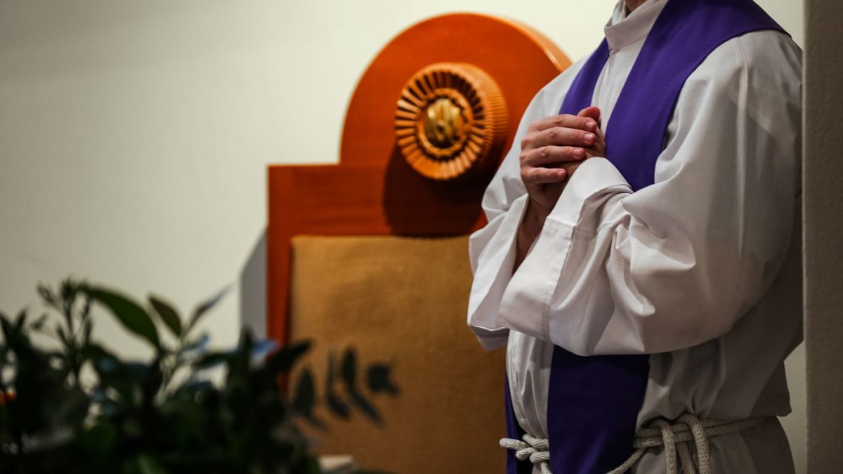 La doble vida de algunos sacerdotes es un problema estructural que se intenta ocultar con un silencio cómplice.