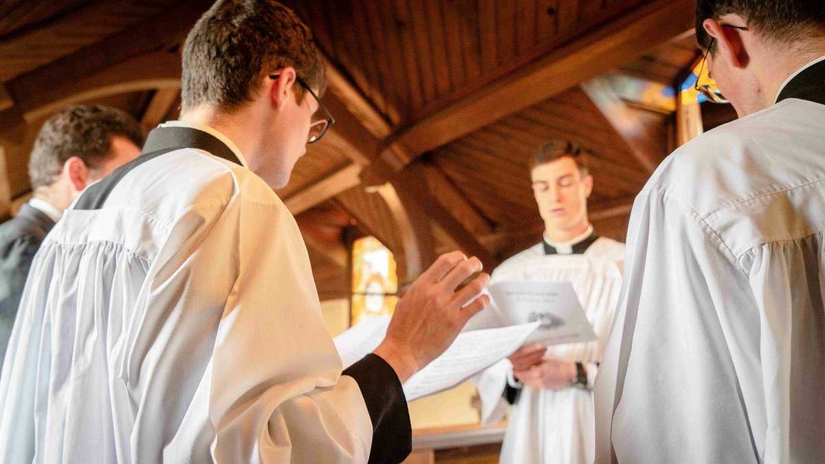 Seminaristas en un coro... la vocación suscita alegría, pero también habrá fracasos.