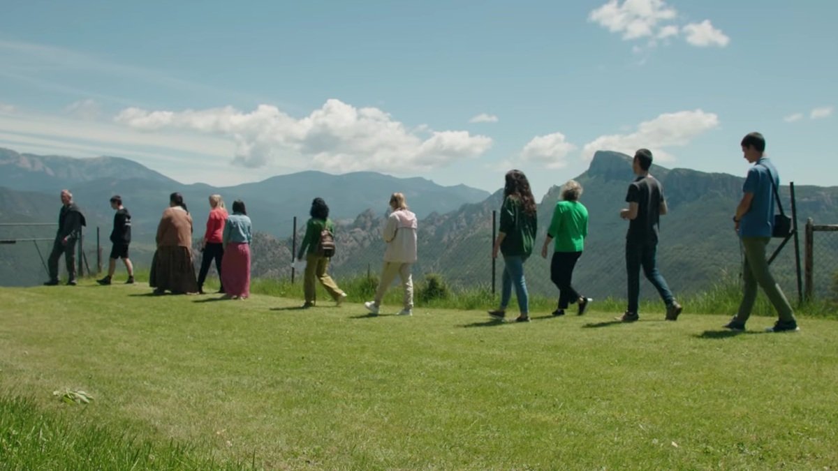 Un grupo de peregrinos paseando por los parajes del Santuario de Nuestra Señora de Lord.