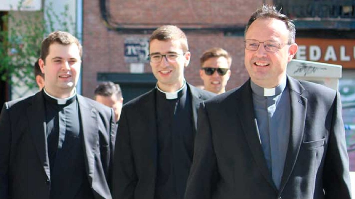 El obispo José Antonio Álvarez, con seminaristas; ha fallecido por infarto con 50 años