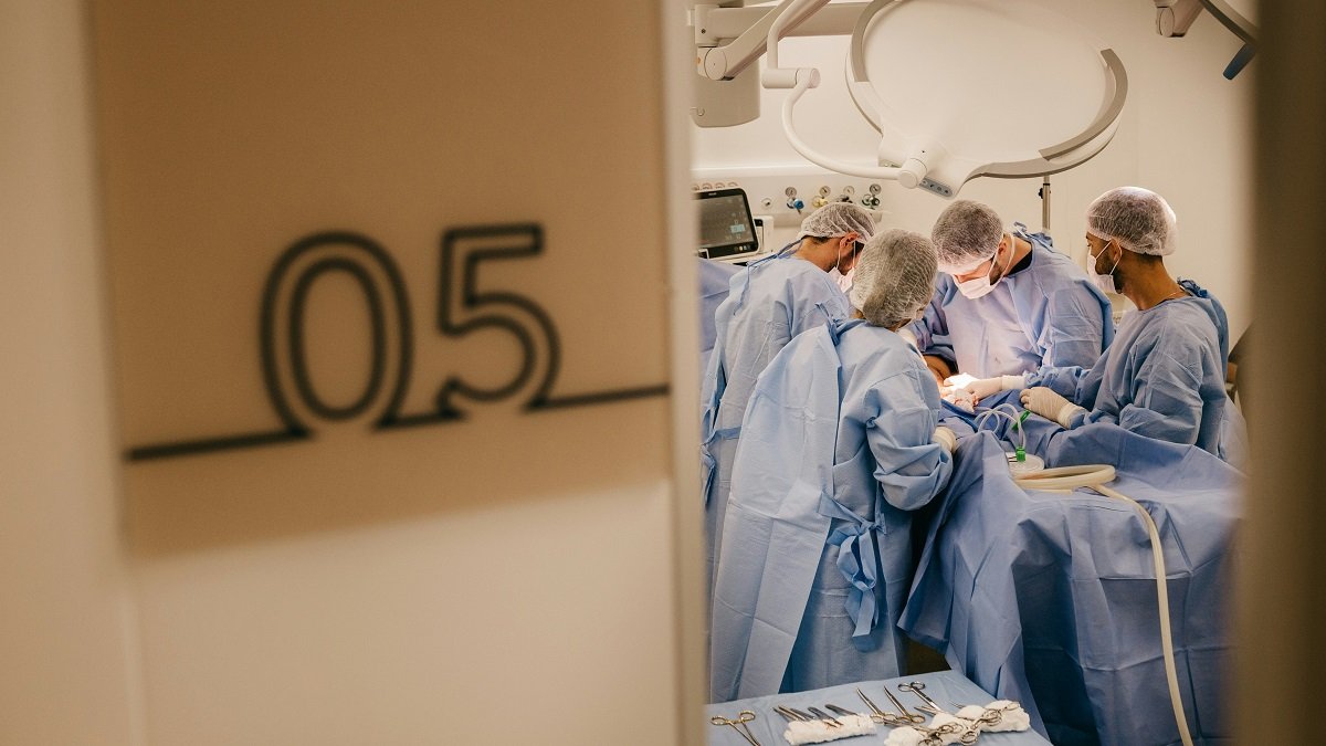 Médicos en quirófano... en muchas ECM el sujeto dice haber visto su cuerpo o el quirófano desde fuera y recordar hechos