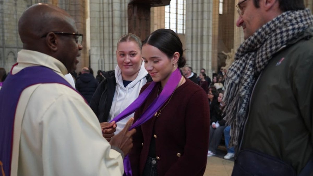 Una joven catecúmena de la diócesis francesa de Meaux, fotografiada el 1 de marzo de 2025, durante la ceremonia de su recepción en la Iglesia.