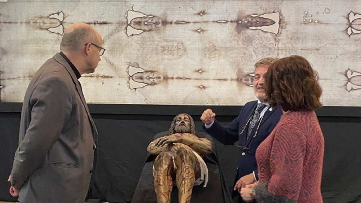 Presentación en Teruel en 2024 de la exposición El Hombre de la Sábana Santa, con una réplica moderna de la Síndone de Turín