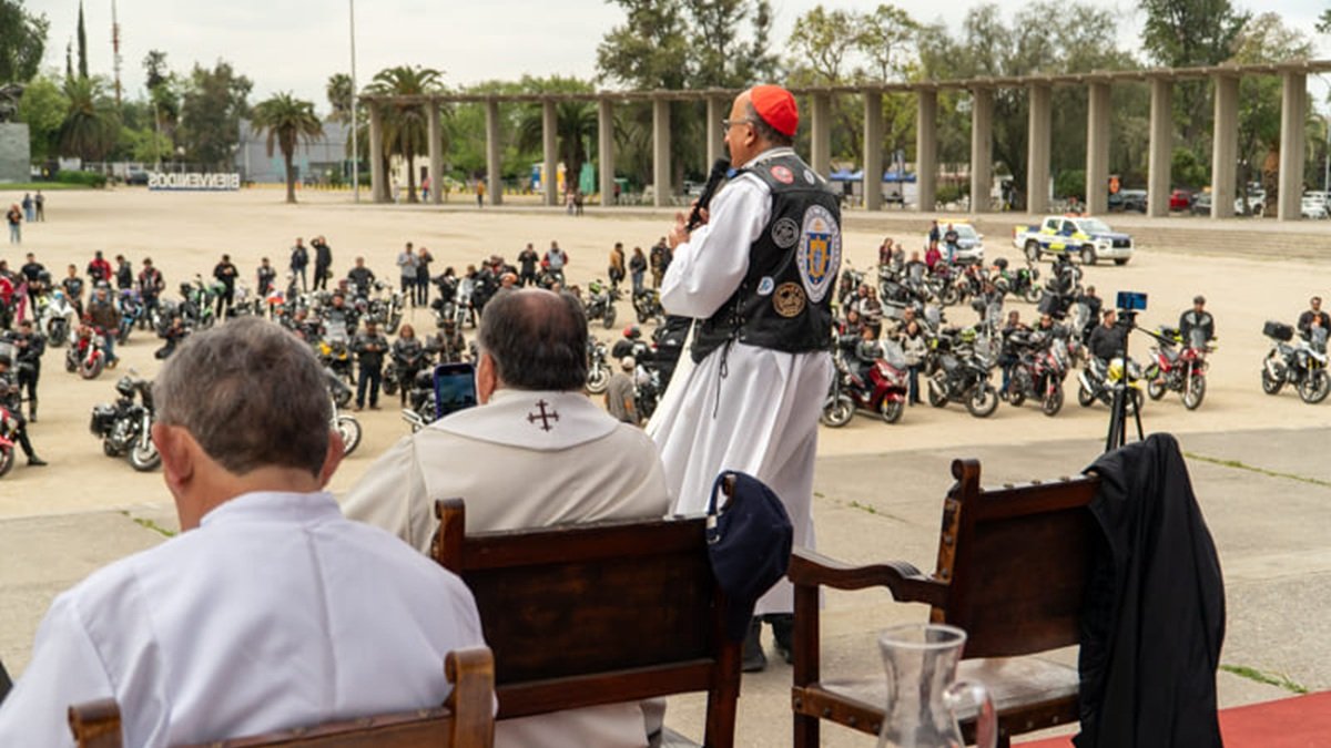 El cardenal Chomali, ataviado con la chaqueta motera y dirigiéndose a 500 motociclistas en la II edición de la iniciativa