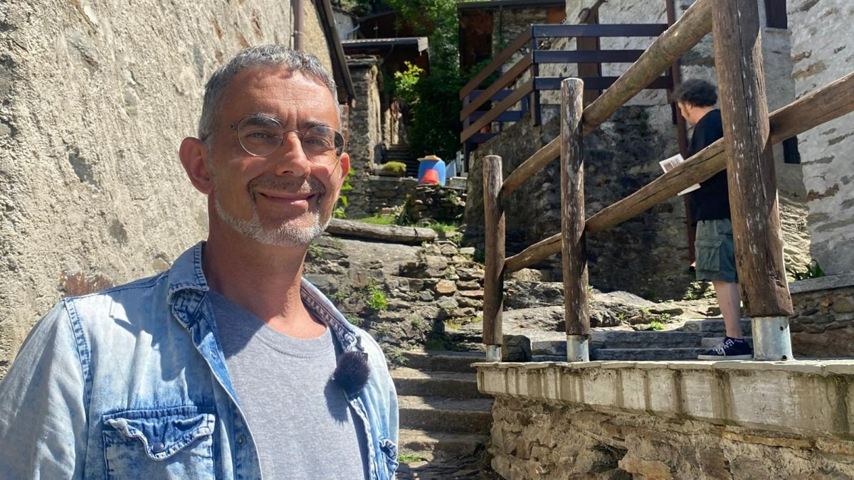 Raffaele Busnelli lleva 13 años de ermitaño en una montaña en el norte de Italia... le visitan personas que buscan simplicidad