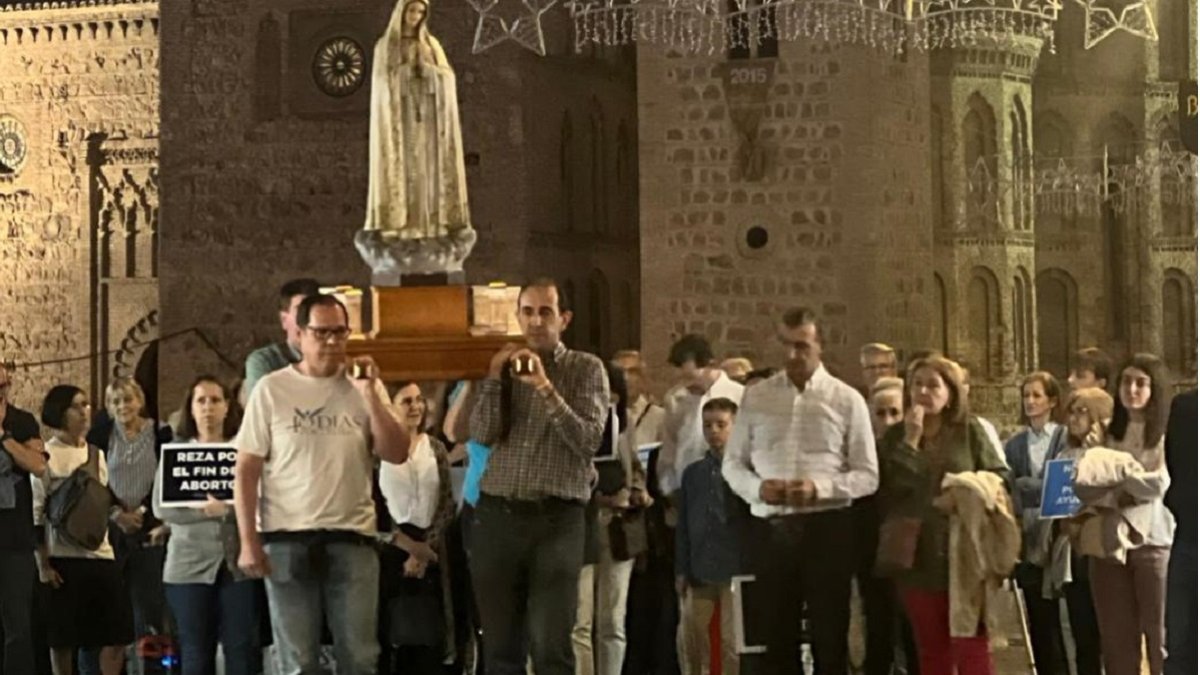 40 Días por la Vida rezó el Rosario con la Virgen por las calles de Toledo en el día de la Virgen del Pilar