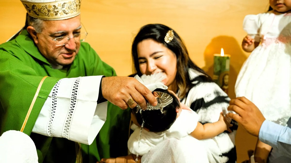 Mons. Ginés García, bautizando a uno de los 17 niños que fueron rescatados del aborto.