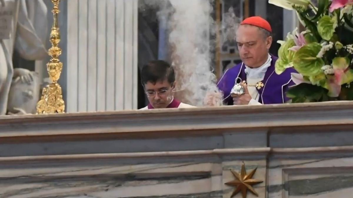 El cardenal Gambetti inciensa el altar de San Pedro durante el acto de reparación por la profanación que sufrió el 10 de octubre.