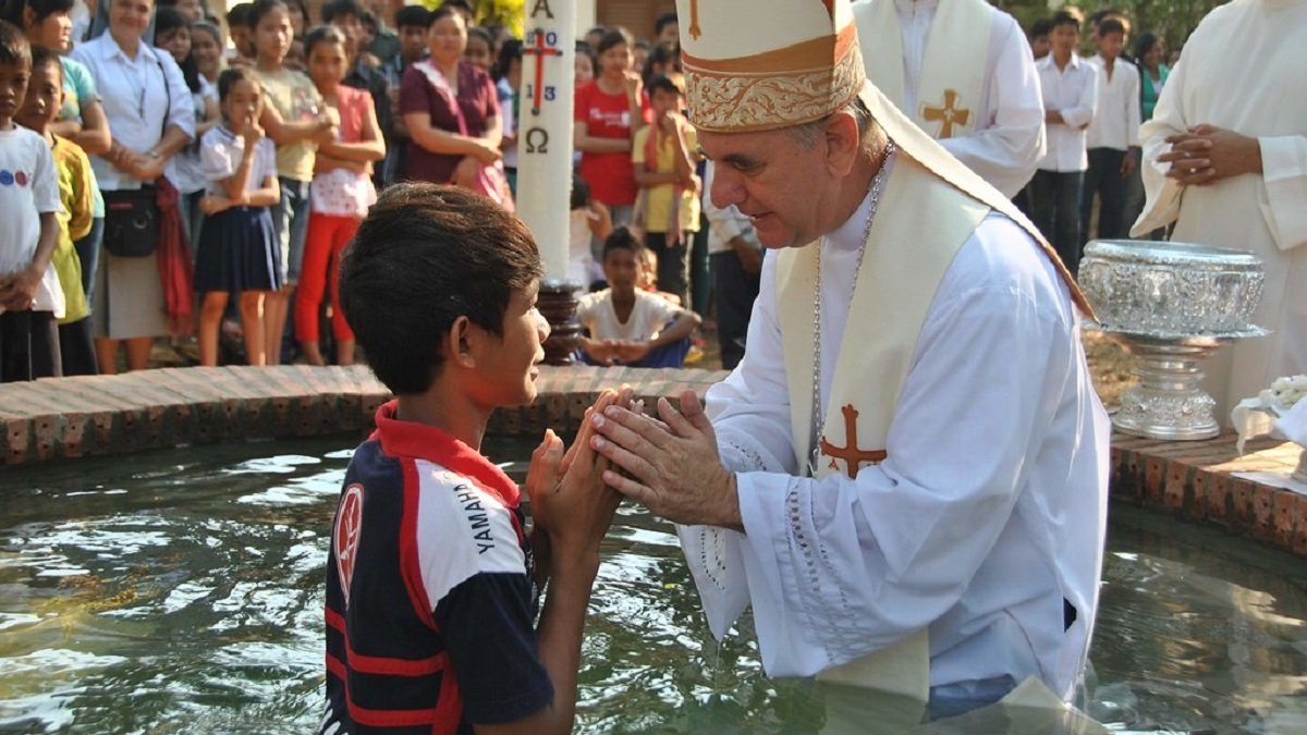 Kike Figaredo, jesuita, prefecto apostólico de Battambang, Camboya, bautizando