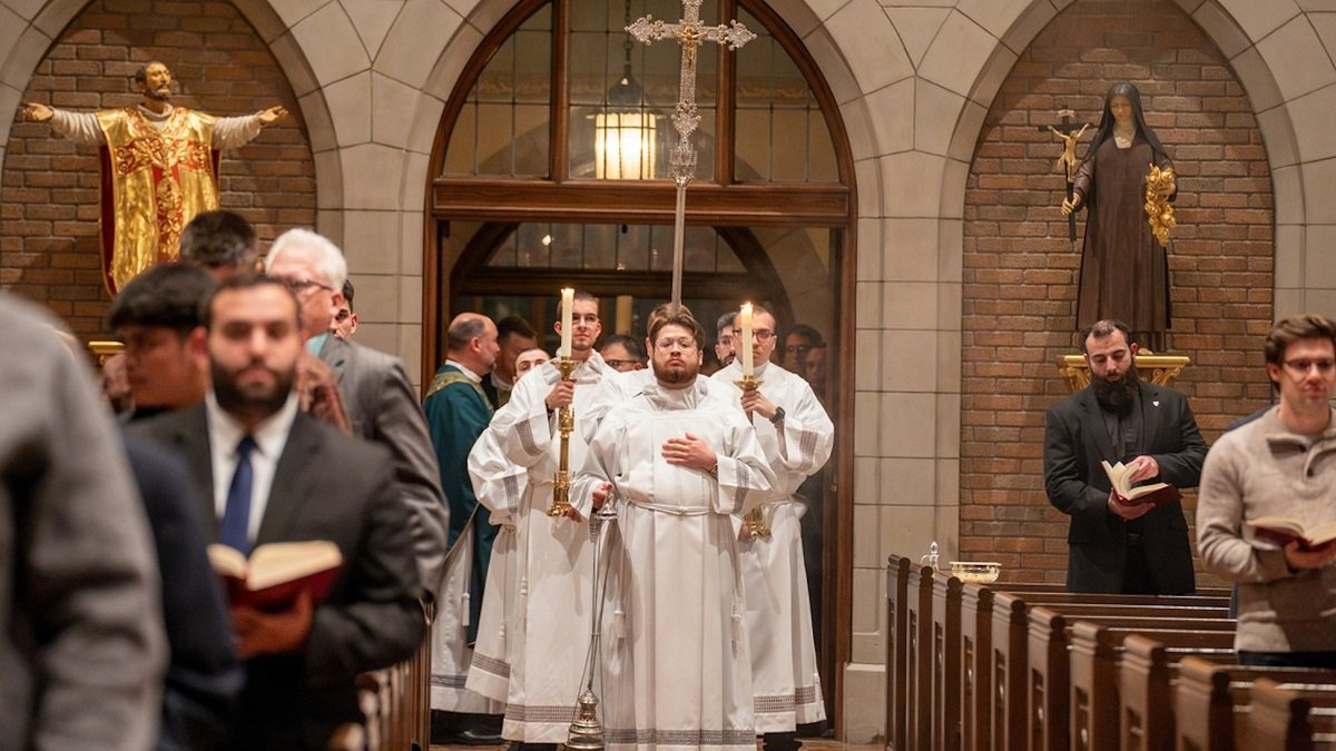 Misa en 2024 con seminaristas y sacerdotes jóvenes de la diócesis de Lansing, EEUU
