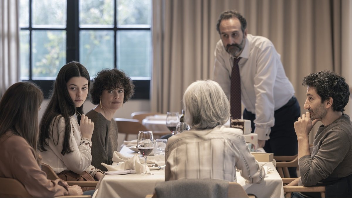 En la película Los Domingos la familia de Ainara, que son muy poco religiosos, tienen que encajar su posible vocación de clausura