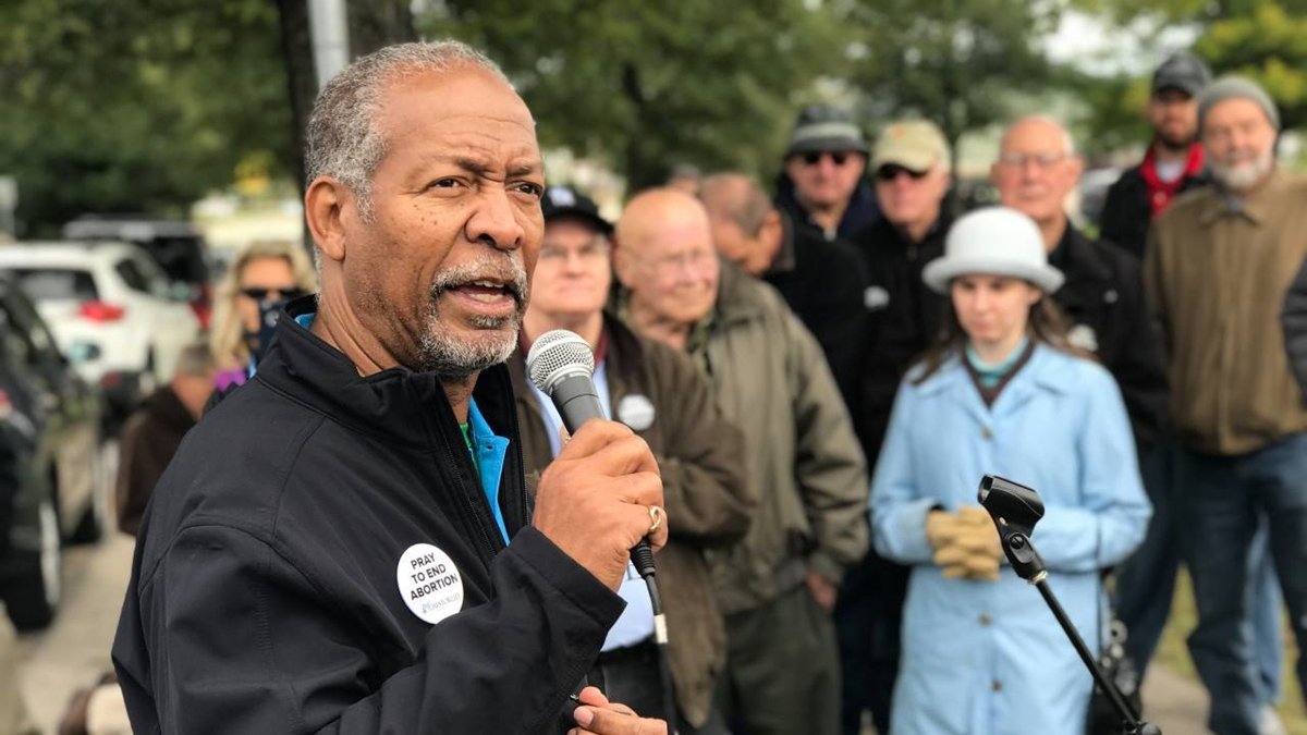 Haywood Robinson, dirigiéndose a voluntarios de 40 Días por la Vida.