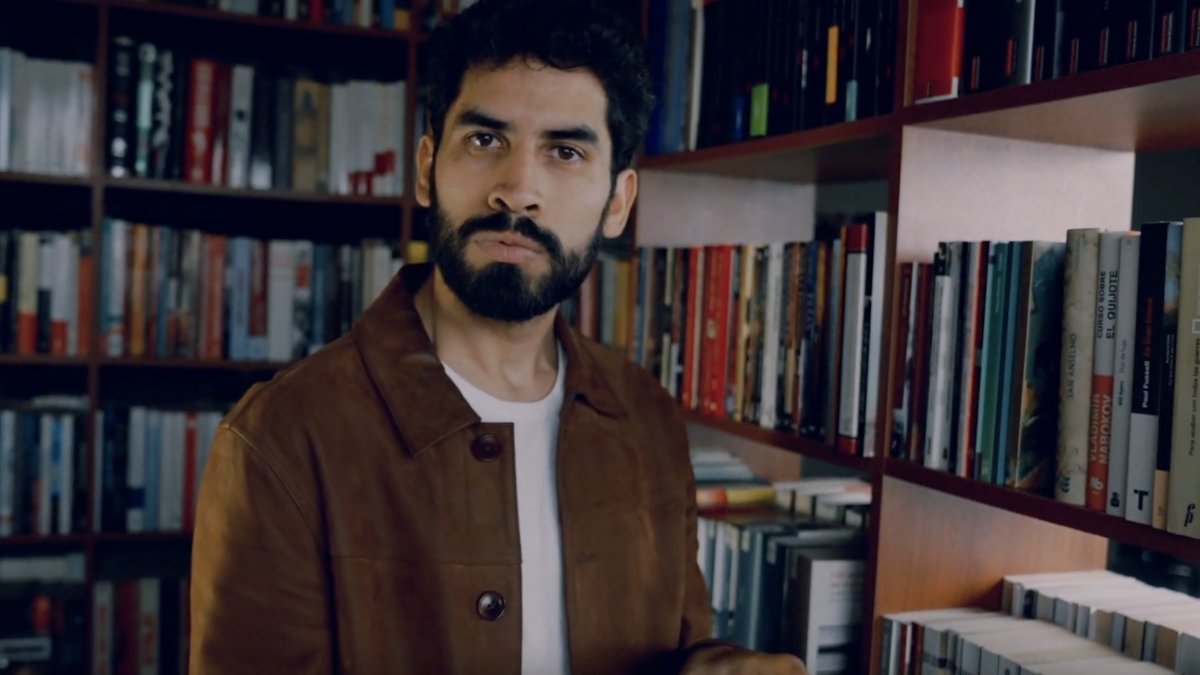 Inspirado por autores cristianos como C.S. Lewis y G.K. Chesterton, empezó a cuestionar su identidad protestante.