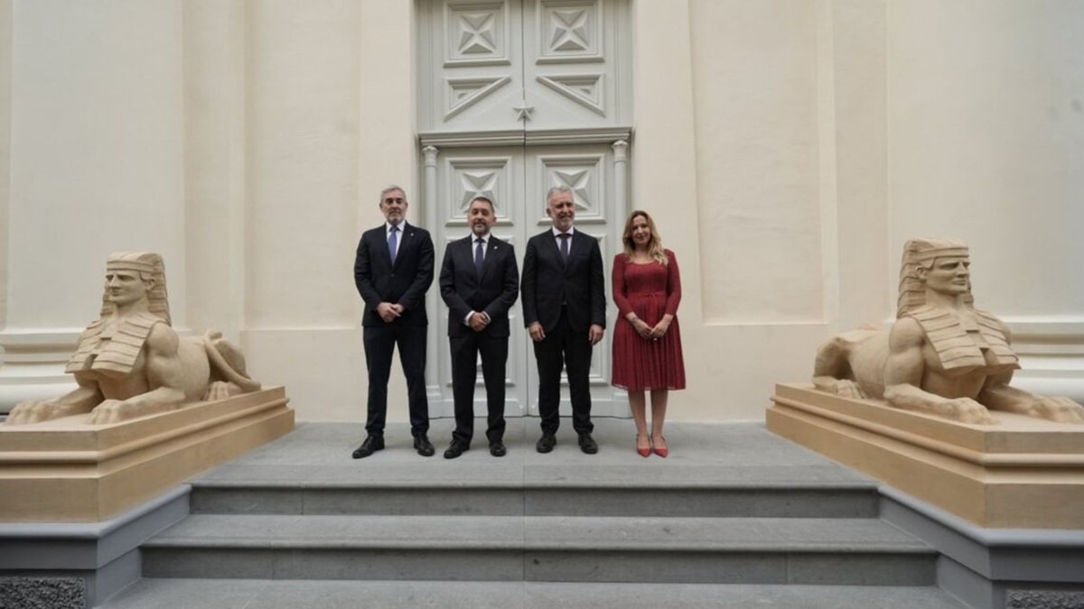 El alcalde José Manuel Bermúdez, el presidente de Canarias, Fernando Clavijo; el ministro Memoria Democrática, Ángel Víctor Torres, y la presidenta del Cabildo, Rosa Dávila.