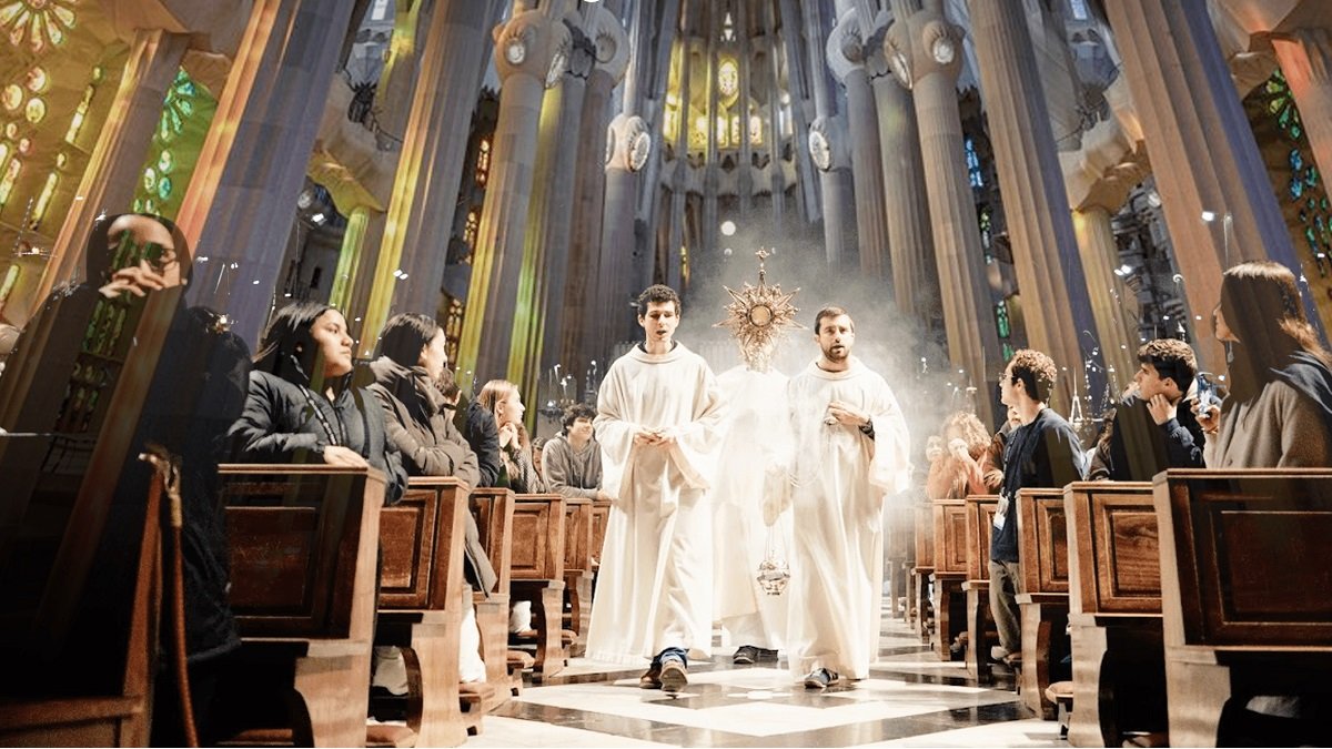 Imagen del cartel que invita a la adoración XLT en la Sagrada Familia el 15 de noviembre con LifeTeen