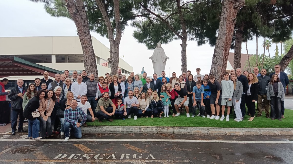 Los trabajadores de la empresa y sus familias durante la renovación de la consagración de la compañía al Sagrado Corazón.