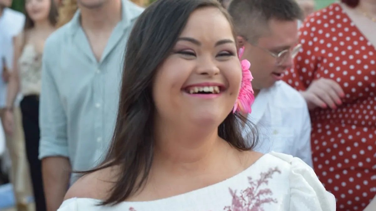 Una familia llevó a los medios su protesta porque un sacerdote no admitió a una joven de 19 años con trisomía 21 como madrina de bautismo.