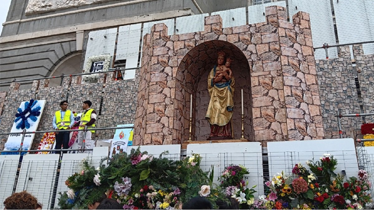 Los días previos a la fiesta de la Almudena los colegios de Madrid llevan flores a la imagen de la Virgen