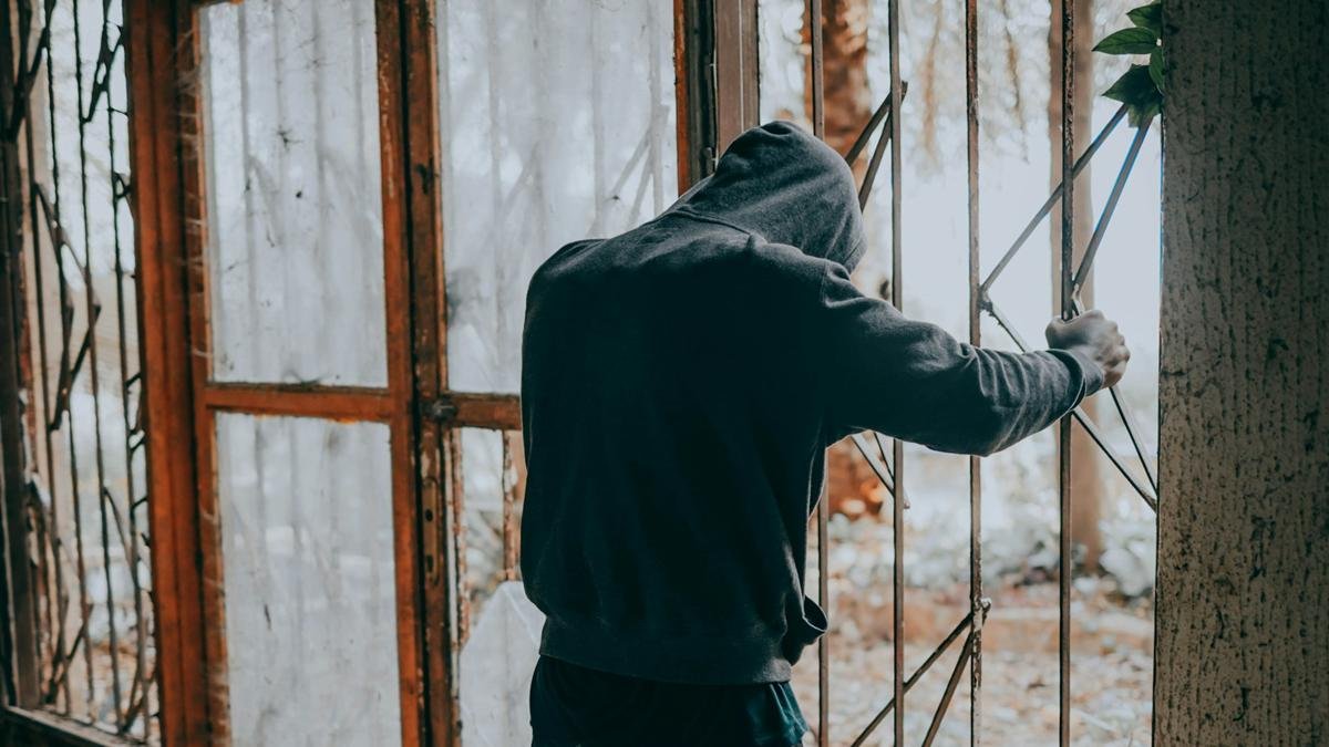 El mal pugna por romper las barreras de nuestra conciencia disfrazándose de bien.