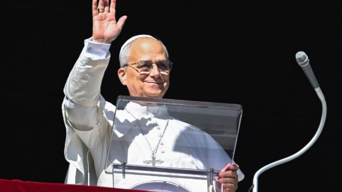 León XIV en el rezo del Ángelus desde el Palacio Apostólico saluda a los fieles y los peregrinos