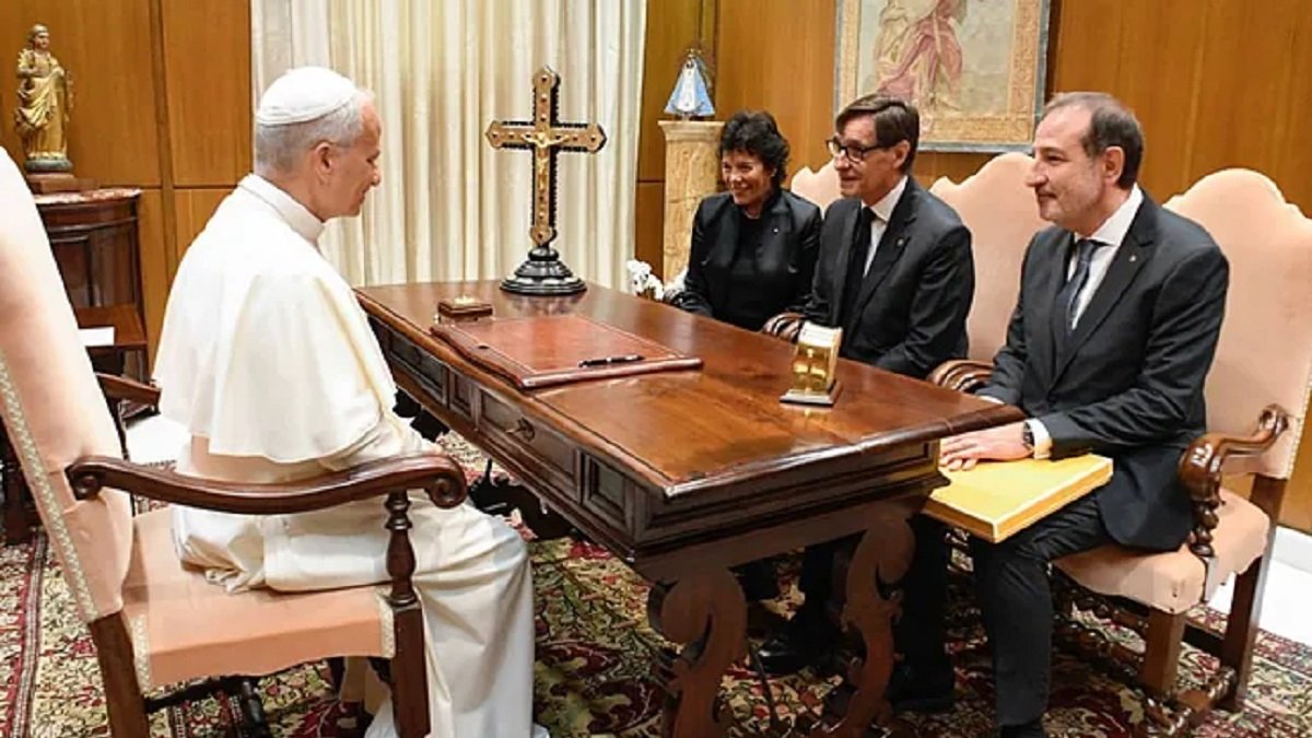 El 1 de octubre Illa, Espadaler y la embajadora ante la Santa Sede, la política socialista Isabel Celaá, visitaron al Papa León, le invitaron a Barcelona