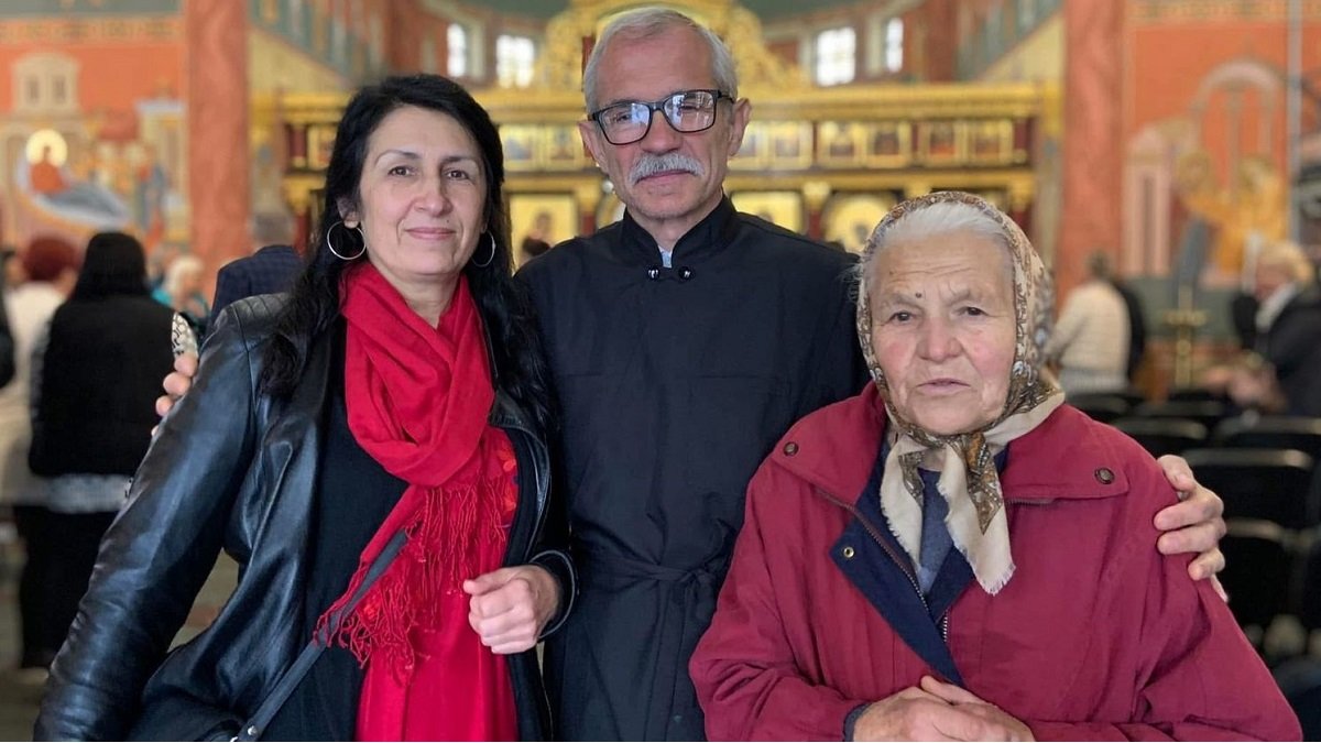 Petro, periodista ucraniano de 59 años, ahora seminarista grecocatólico, con su esposa Natalia y su madre
