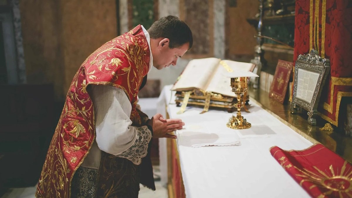 En el entrelazamiento de banquete, sacrificio y Presencia Real se encuentra el núcleo de la teología eucarística católica, expresa el obispo Barron.