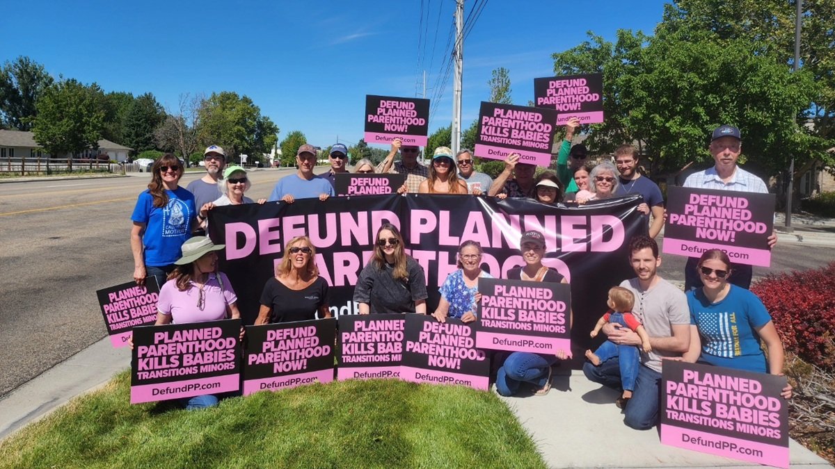 Militantes provida de Live Action, en una campaña por la supresión de fondos federales a Planned Parenthood.