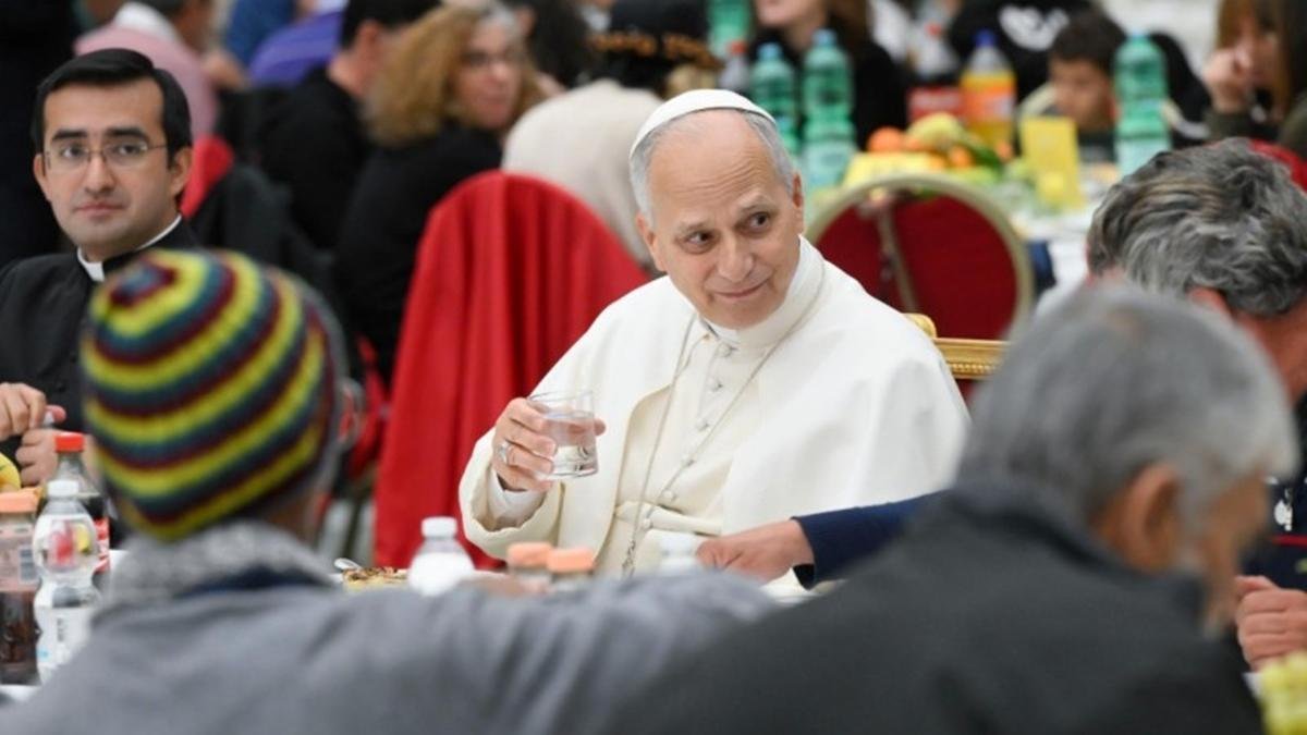 León XIV compartió mesa y mantel con mil trescientas personas pobres y sin techo de los alrededores del Vaticano.