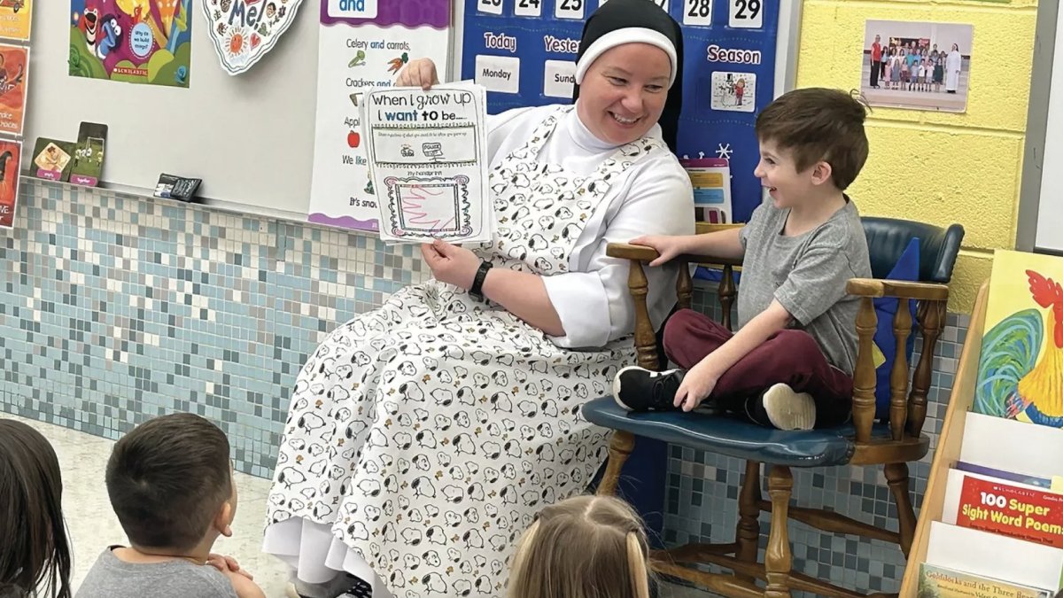La hermana Pauline durante una clase a niños de preescolar.