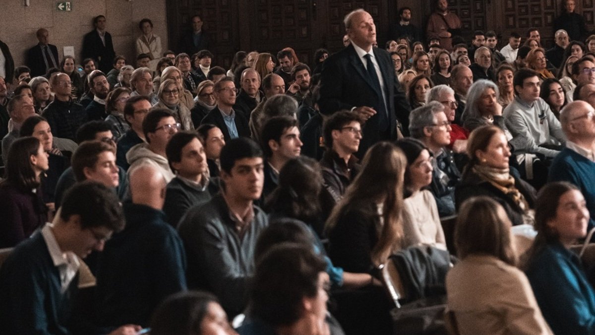 Cientos de jóvenes acudieron a la presentación de 'Las evidencias de que Jesús es Dios', de José Carlos González-Hurtado.