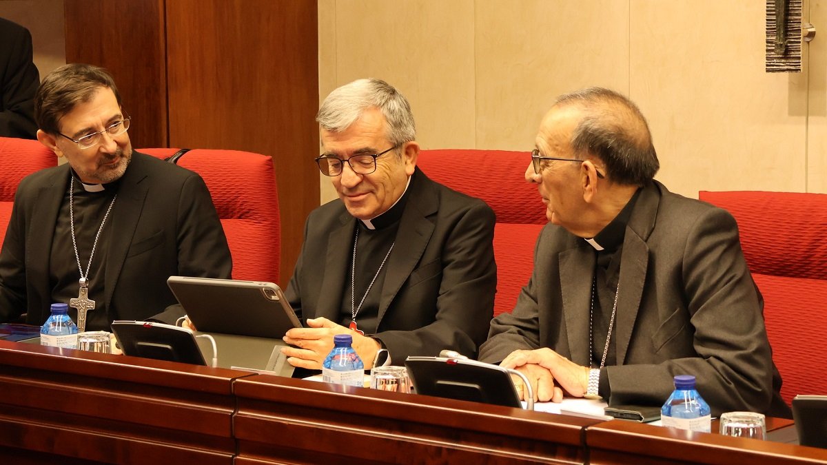 De izquierda a derecha, el cardenal Cobo, el arzobispo Argüello y el cardenal Omella, en la Plenaria de noviembre de 2025