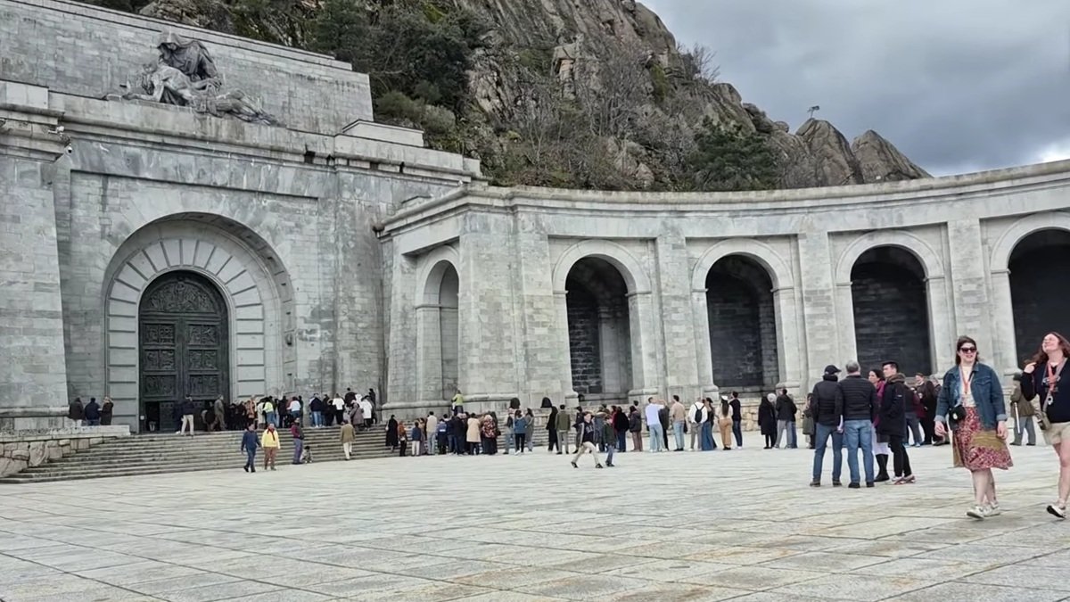 El acceso a la basílica del Valle de los Caídos, repleto en un domingo de misa, que podría desaparecer por completo tras la aplicación del proyecto de resignificación