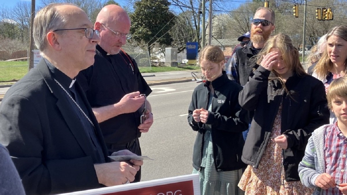 El obispo Barry Knestout, de Richmond, Virginia, con un párroco de la la ciudad de Bristol y familias católicas, rezan en 2023 ante un abortorio