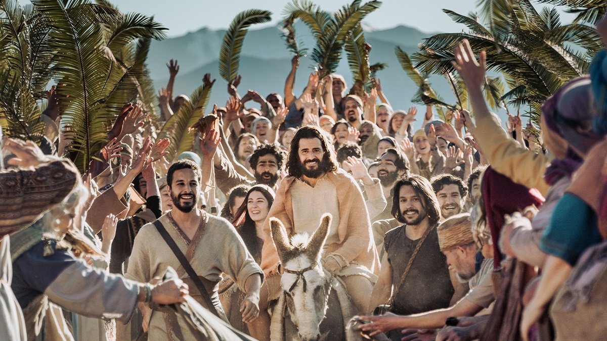 La entrada triunfal del Domingo de Ramos en la teleserie The Chosen: el burrito y las palmas eran signo de la realeza davídica