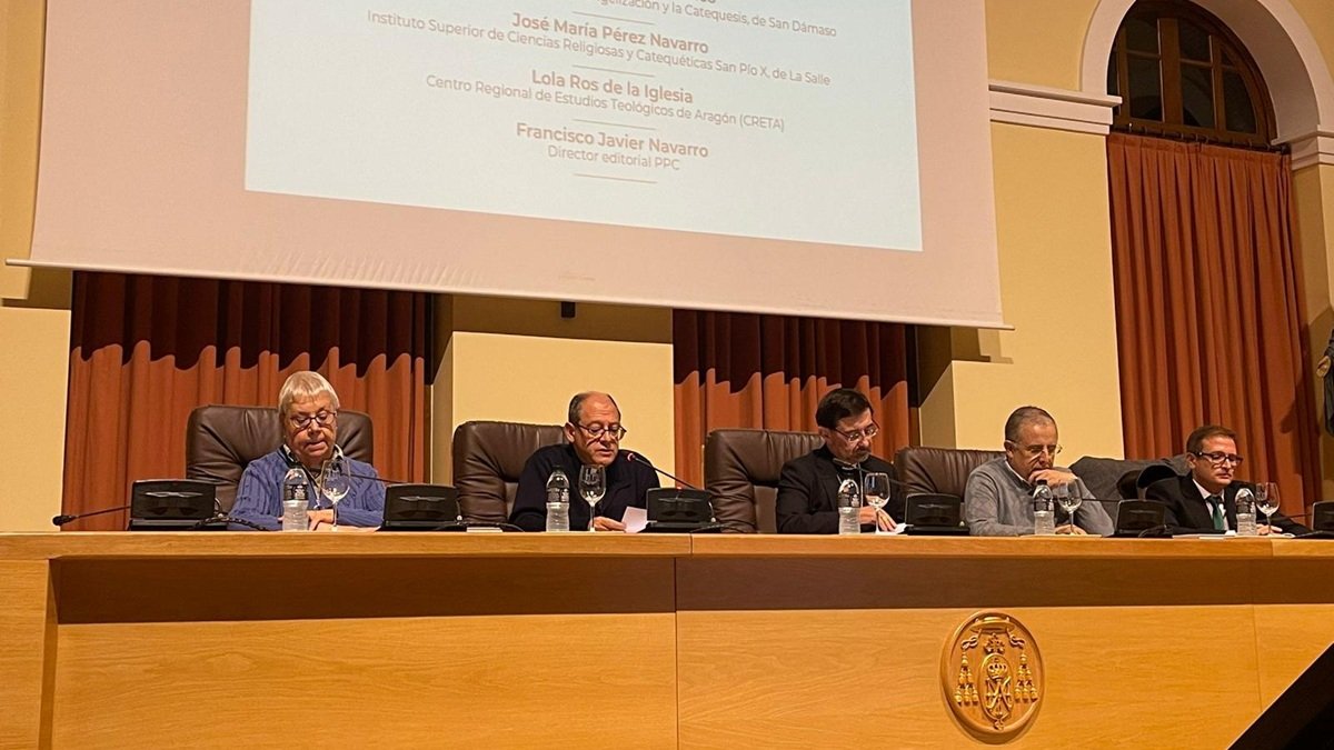 Presentación del Diccionario del Catequista. El entrevistado a la derecha del card. Cobo (Foto: UESD)