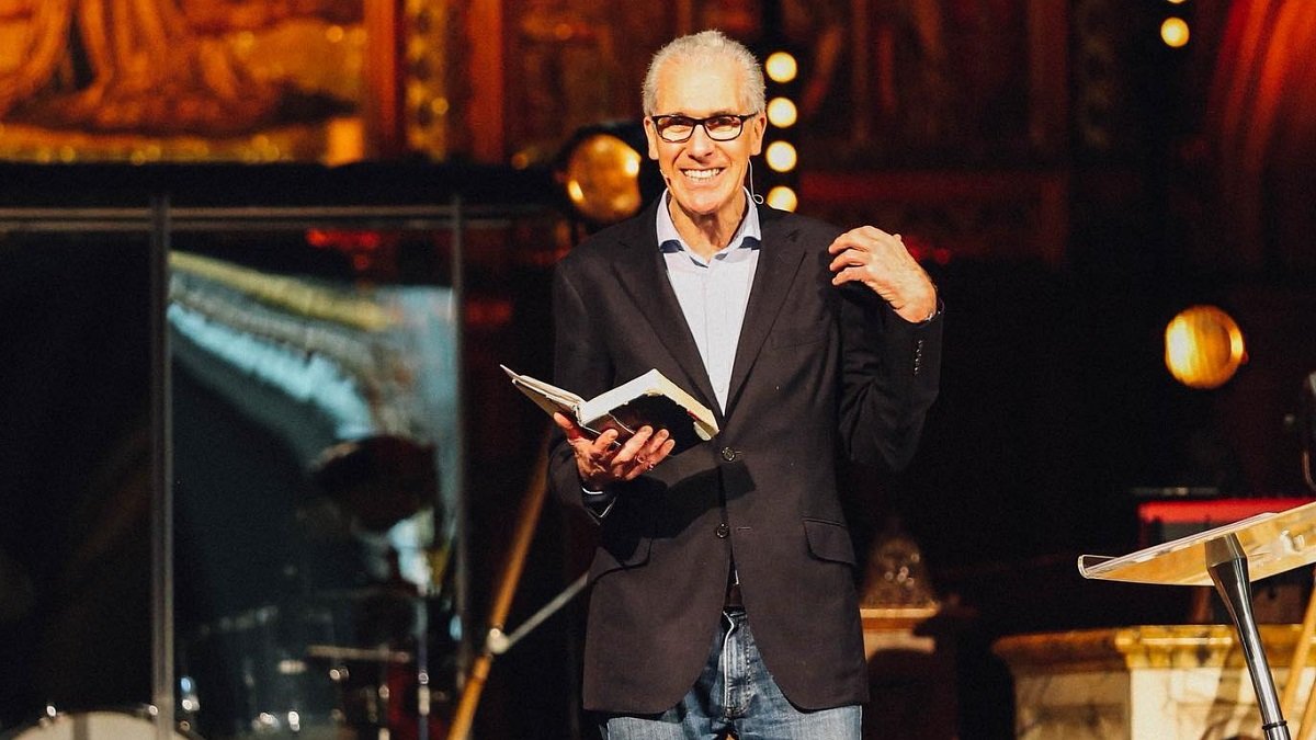 Nicky Gumbel en una predicación en Holy Trinity Brompton, Londres, en 2021