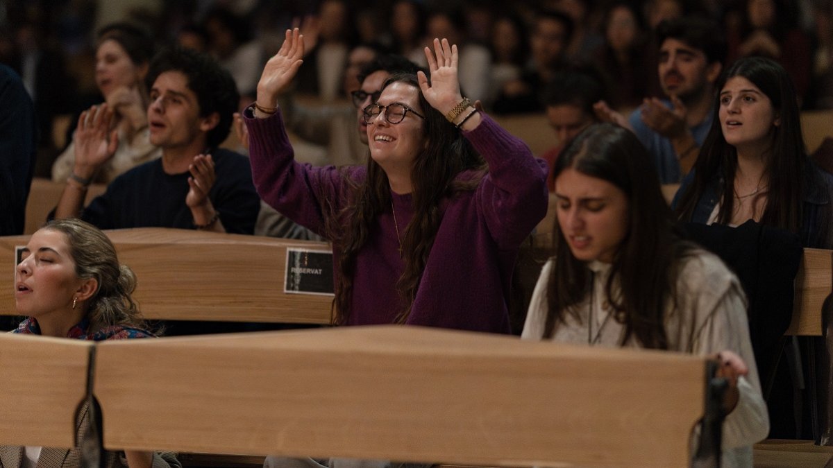Jóvenes católicos en adoración en la Sagrada Familia de Barcelona, en el XLT de los 40 años de LifeTeen