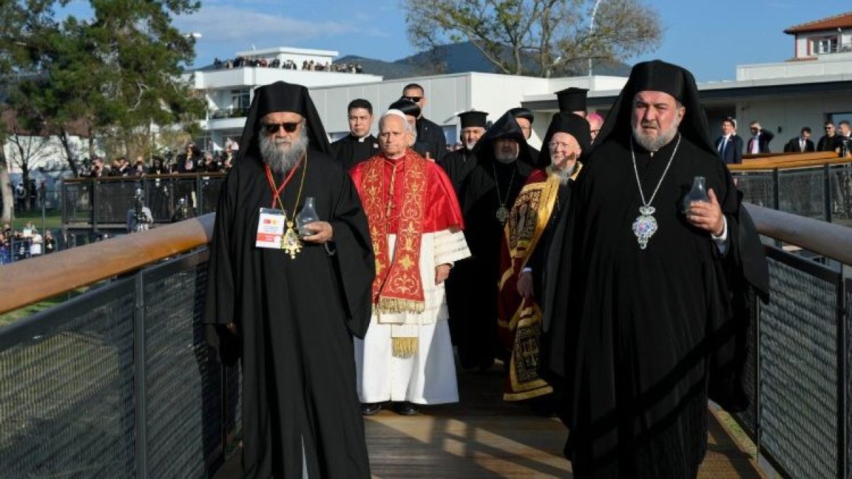 Procesión sencilla de ortodoxos, siríacos y otros cristianos con el Papa León XIV en Iznik, el lugar arqueológico de Nicea