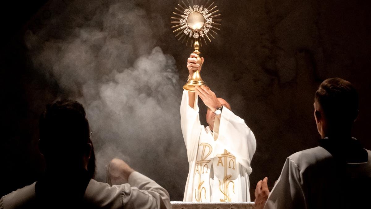 Atraídos por la Belleza de la liturgia, muchos jóvenes vuelven a la Verdad que esa Belleza expresa.