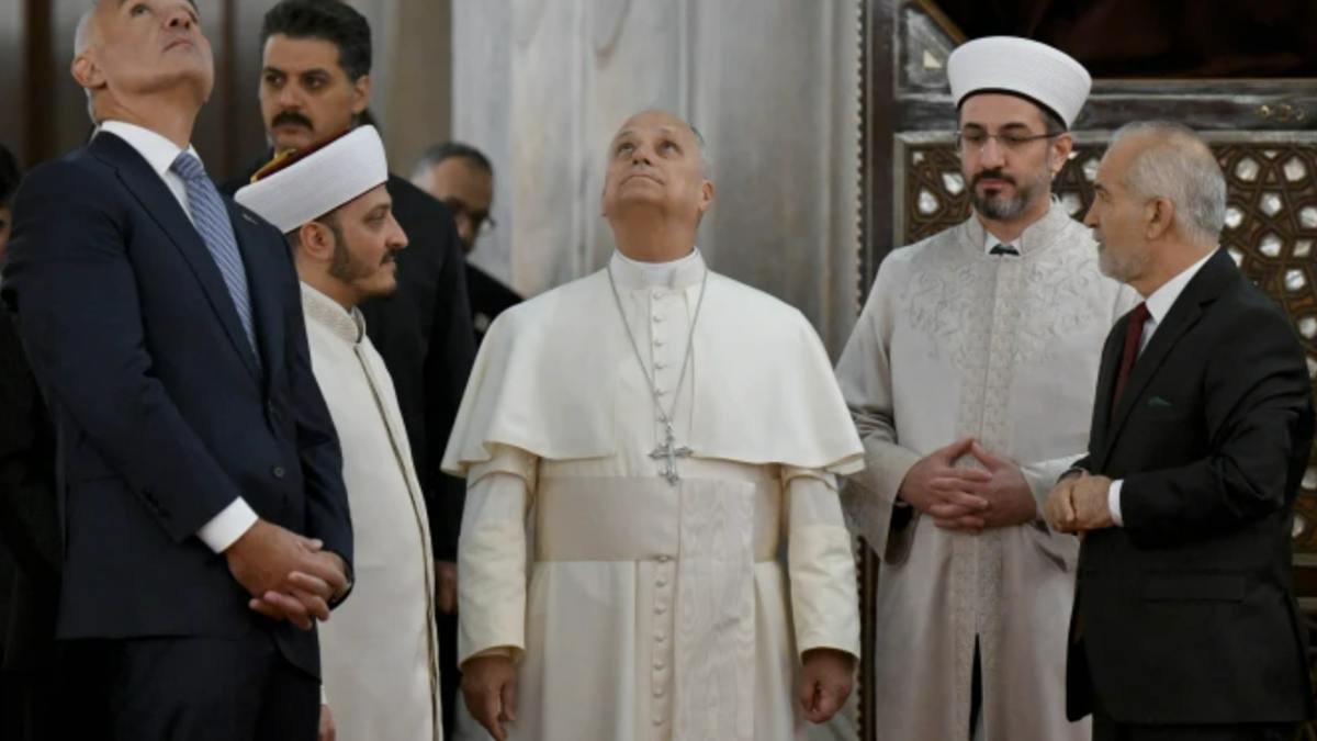 León XIV contempla el espectacular techo de la Mezquita Azul de Estambul.