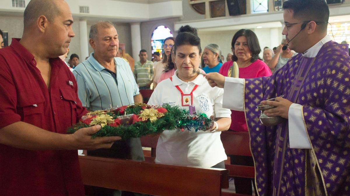 La corona de Adviento en casa puede ayudar a orar y crear el ambiente adecuado. En la imagen, su bendición en la iglesia.