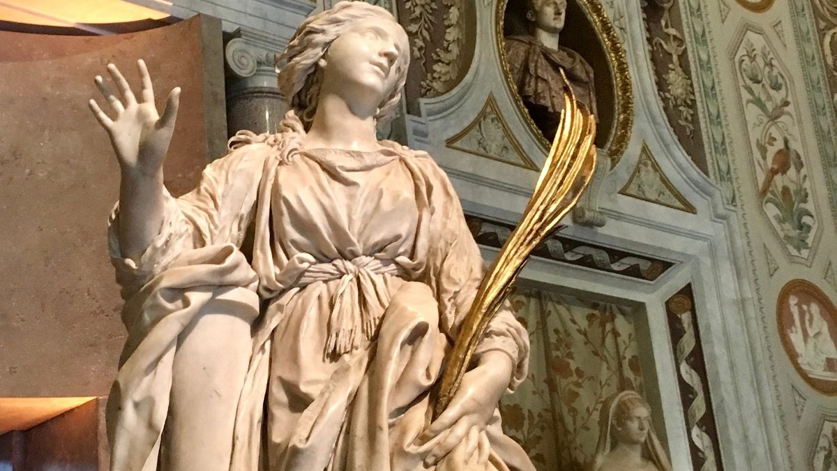 La Santa Bibiana de Bernini, de 1624, en su iglesia en Roma, es la obra de arte más famosa que recuerda a esta mártir romana
