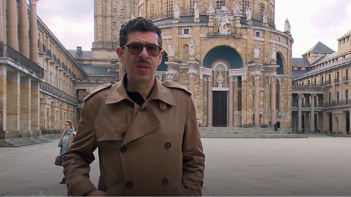 Eduardo Infante, en Gijón, donde es profesor de Filosofía, habla para un programa de RTVE