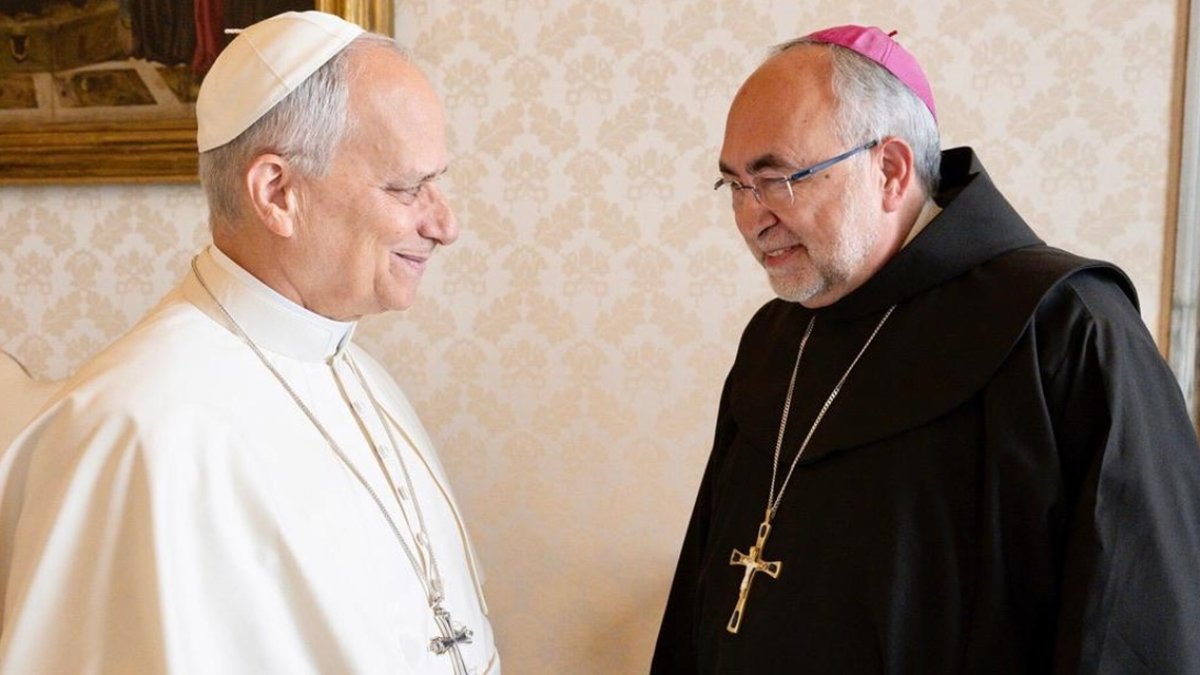 El papa León XIV con Mons. Jesús Sanz Montes (FOTO: Cesión de Mons. Sanz Montes)
