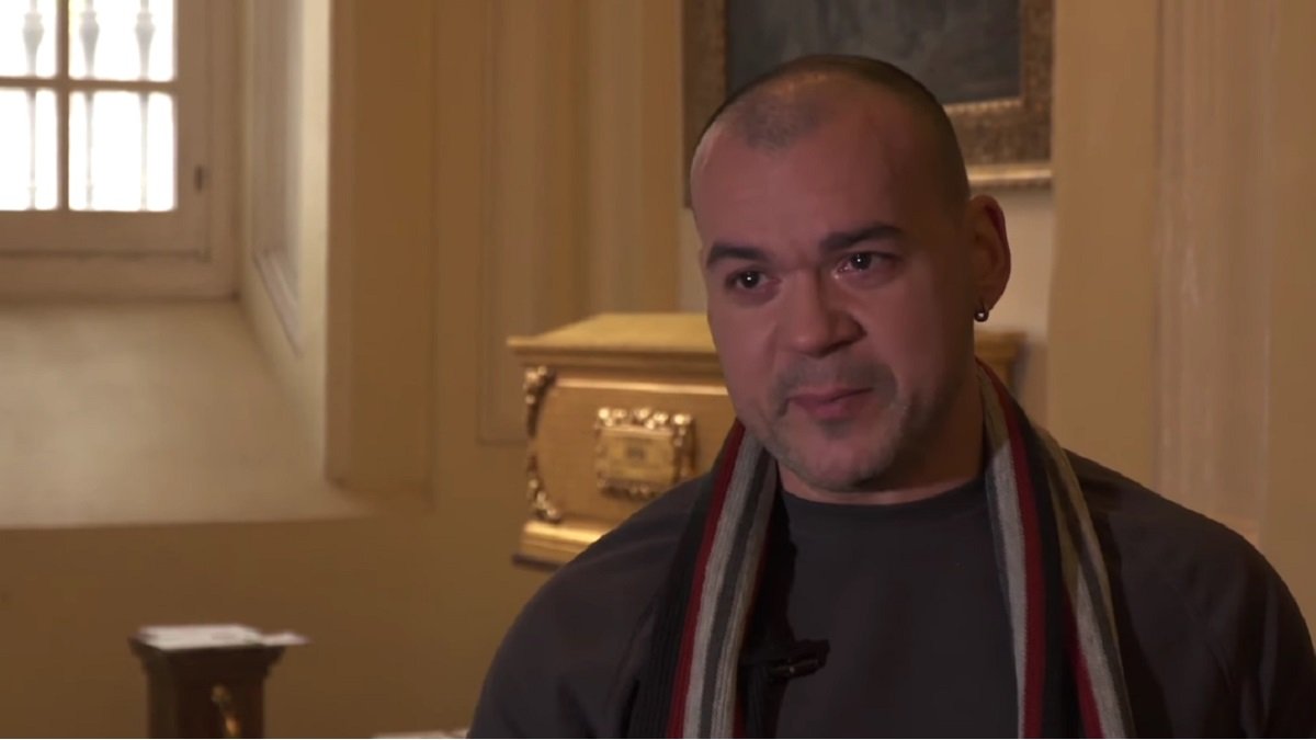 Un visitante emocionado en la tumba de Alexia González-Barros en Madrid, Sierva de Dios fallecida con 14 años