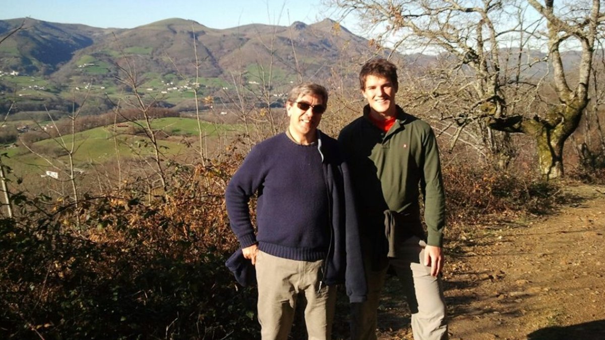 Marcos Pou con su amigo sacerdote José Miguel García. (Foto cedida por la Asociación Amigos de Marcos Pou)
