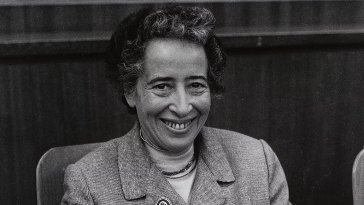 Hannah Arendt fotografiada por Barbara Niggl Radloff en 1958. Wikimedia Commons, CC BY-SA